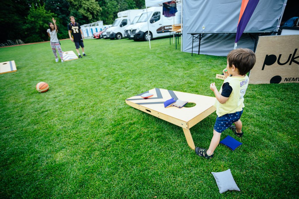 Chceš se cítit jak v USA? Zahraj si s námi CORN HOLE